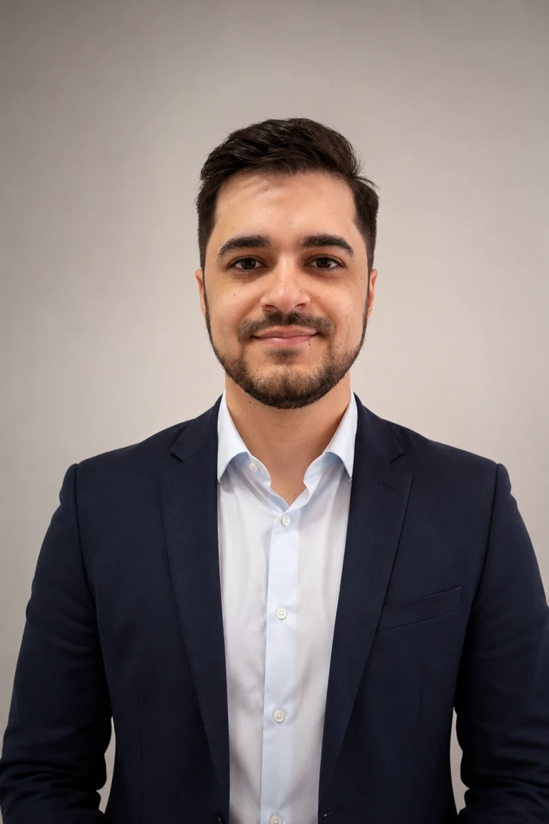 Foto profissional do Dr. Vitor Romano